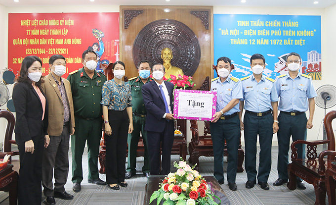 Ông Trần Ngọc Thanh thăm các đơn vị quân đội