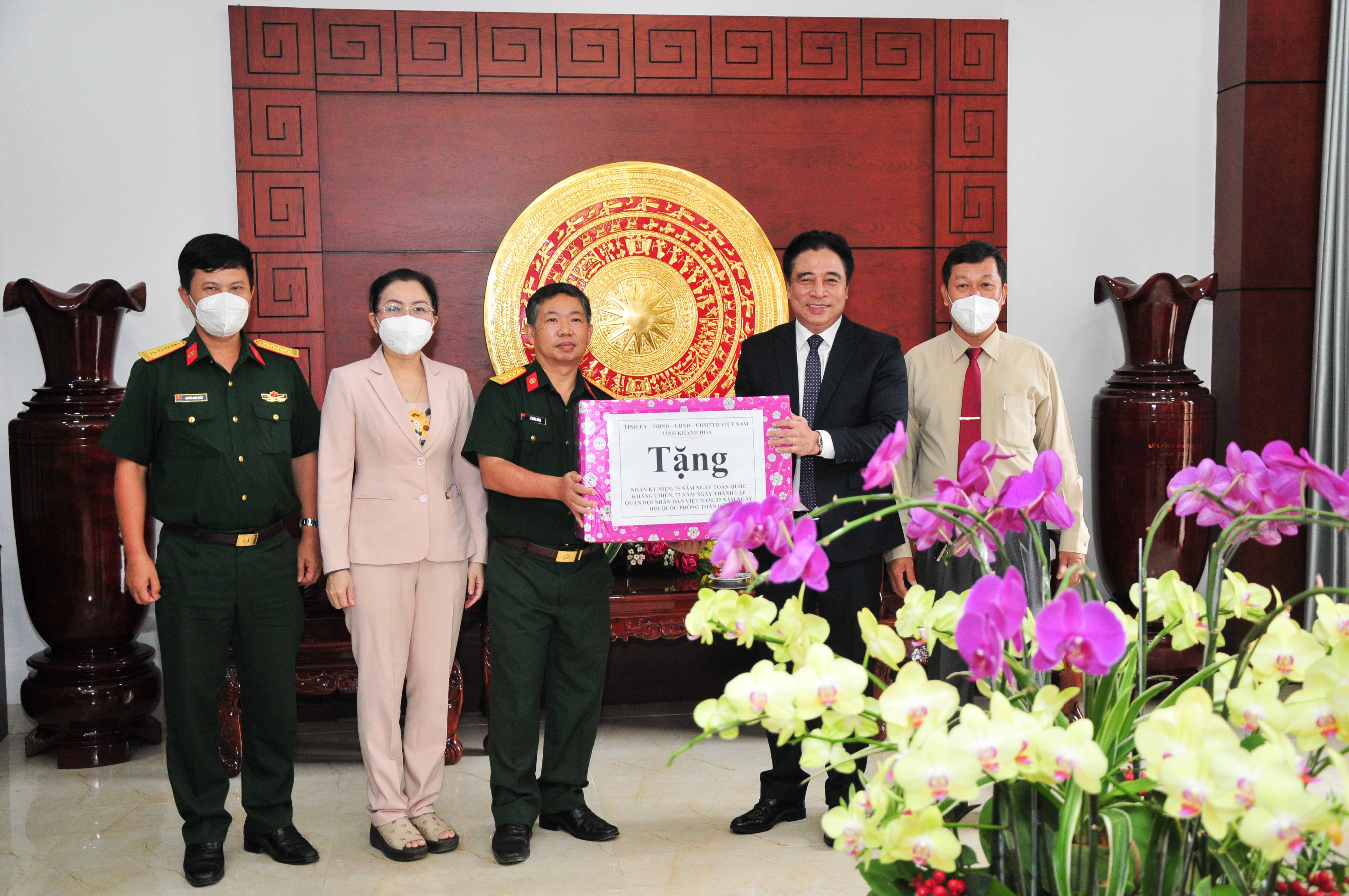 Ông Nguyễn Khắc Toàn thăm các đơn vị quân đội