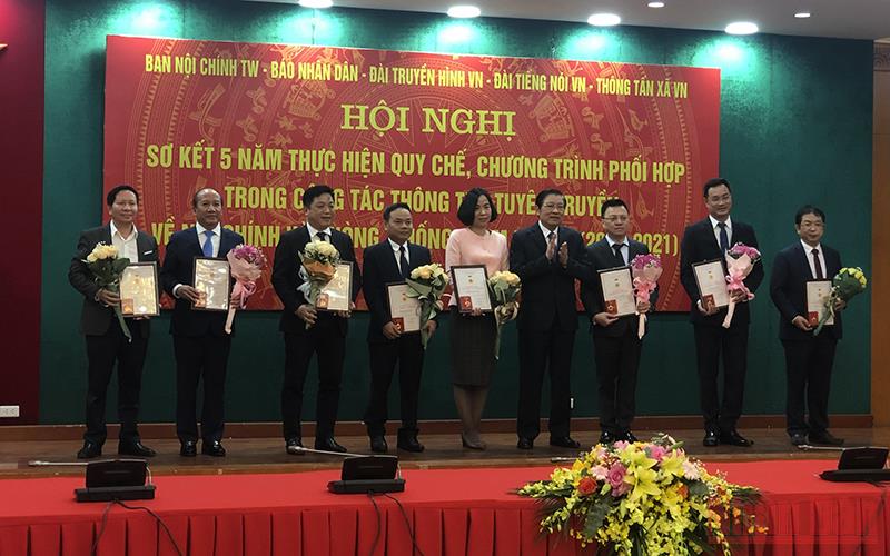 Phối hợp thông tin, tuyên truyền về công cuộc phòng, chống tham nhũng, tiêu cực