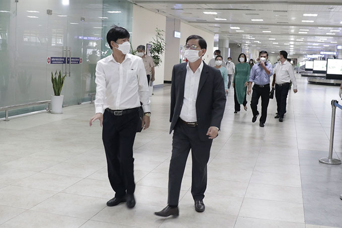 Chủ tịch UBND tỉnh Nguyễn Tấn Tuân kiểm tra công tác phòng chống dịch tại Cảng Hàng không quốc tế Cam Ranh