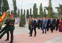 Lãnh đạo tỉnh đặt vòng hoa, dâng hương viếng Nghĩa trang liệt sĩ Hòn Dung