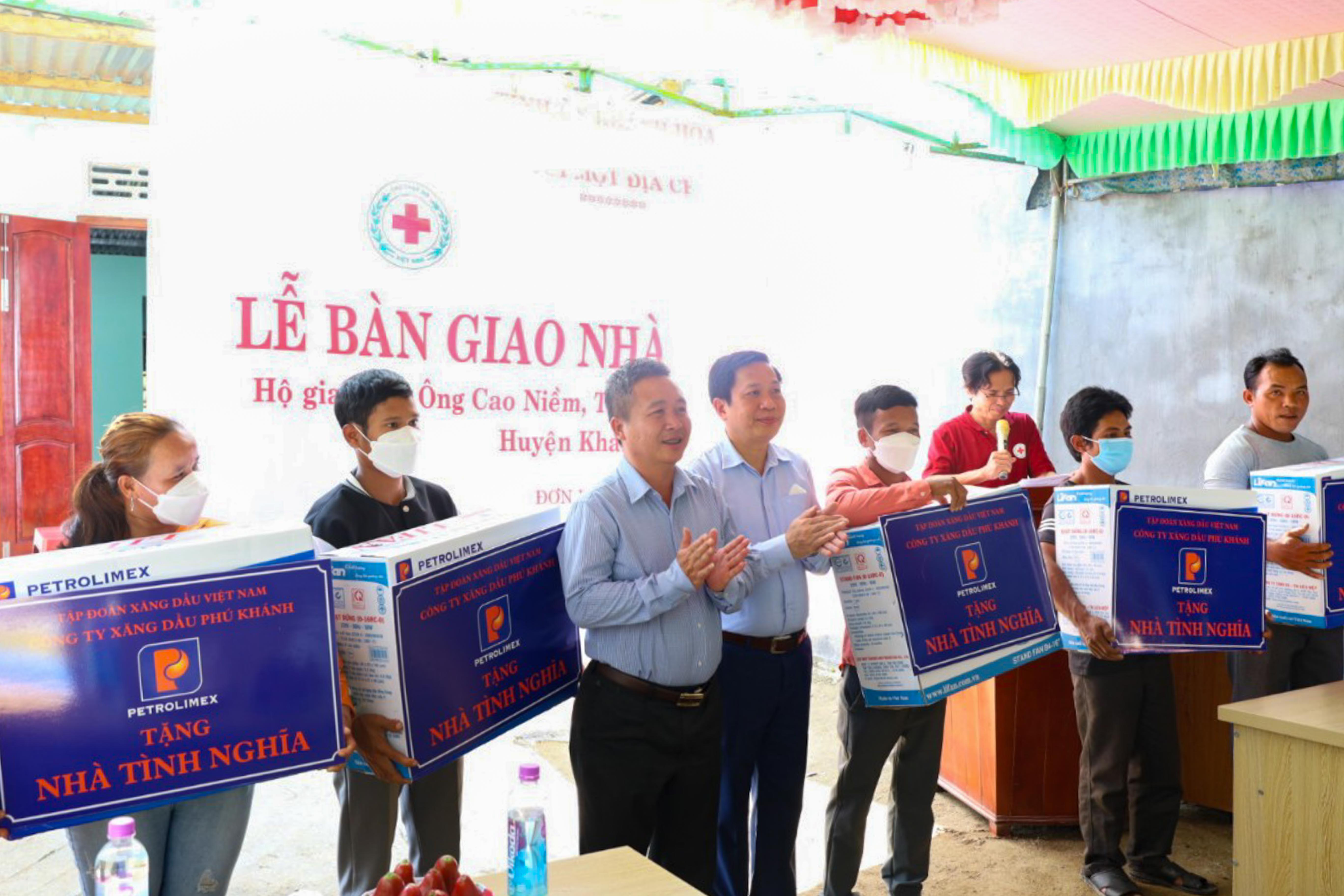 Bàn giao nhà cho người nghèo huyện Khánh Vĩnh