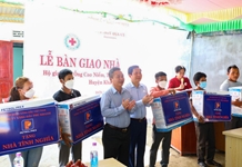 Bàn giao nhà cho người nghèo huyện Khánh Vĩnh