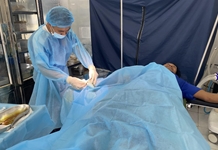 Bệnh xá đảo Song Tử Tây điều trị cho 2 ngư dân bị tai nạn lao động trên biển