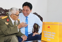 Phó Bí thư Thường trực Tỉnh ủy Nguyễn Khắc Toàn thăm, tặng quà quân nhân, dân công TP. Cam Ranh