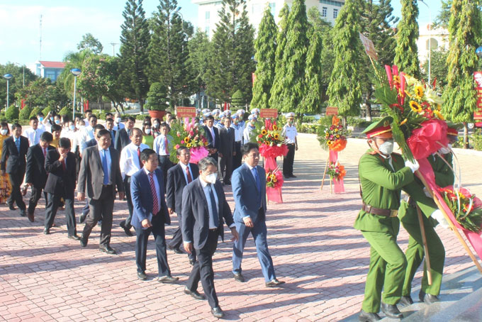 Lãnh đạo tỉnh Khánh Hòa dâng hương tại Tượng đài Bác Hồ