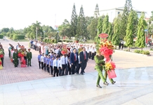 Lãnh đạo tỉnh Khánh Hòa dâng hương tại Tượng đài Bác Hồ