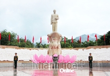 Lãnh đạo tỉnh Khánh Hòa dâng hoa, dâng hương tại Tượng đài Bác Hồ