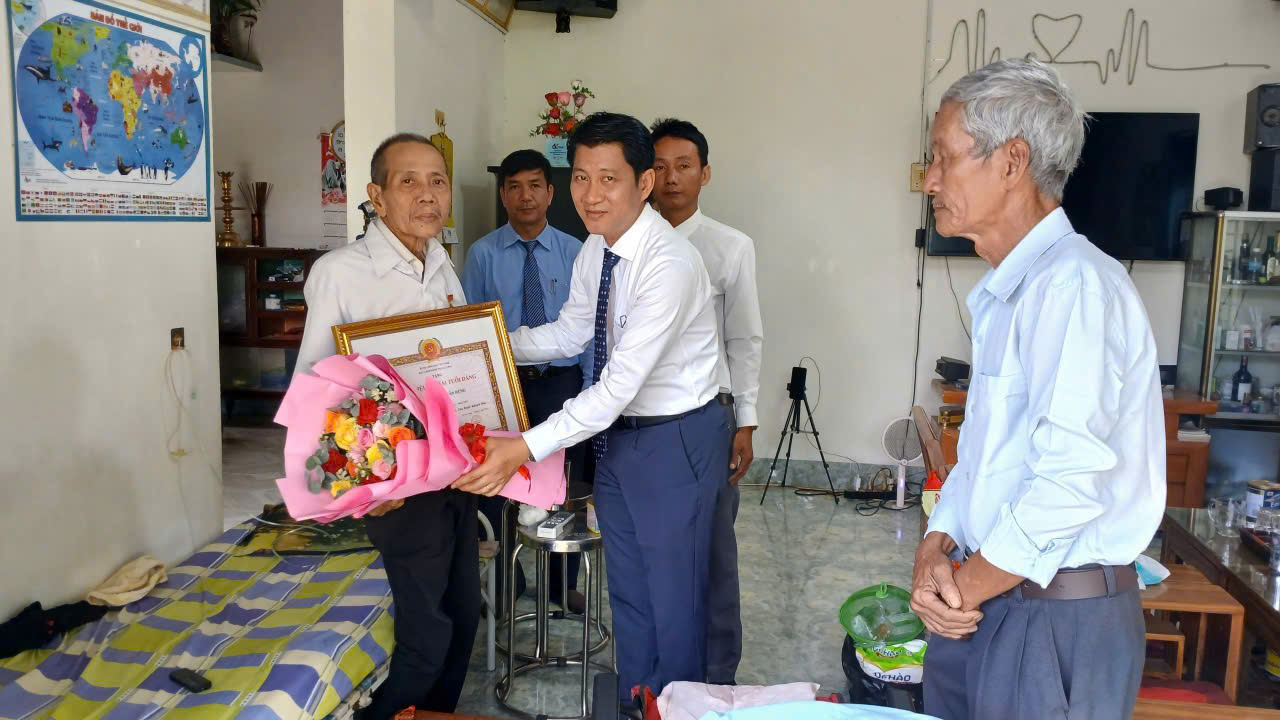 Đảng ủy xã Tân Định tổ chức lễ trao Huy hiệu Đảng đợt 19/5/2026
