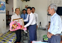 Đảng ủy xã Tân Định tổ chức lễ trao Huy hiệu Đảng đợt 19/5/2026