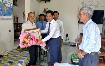 Đảng ủy xã Tân Định tổ chức lễ trao Huy hiệu Đảng đợt 19/5/2026