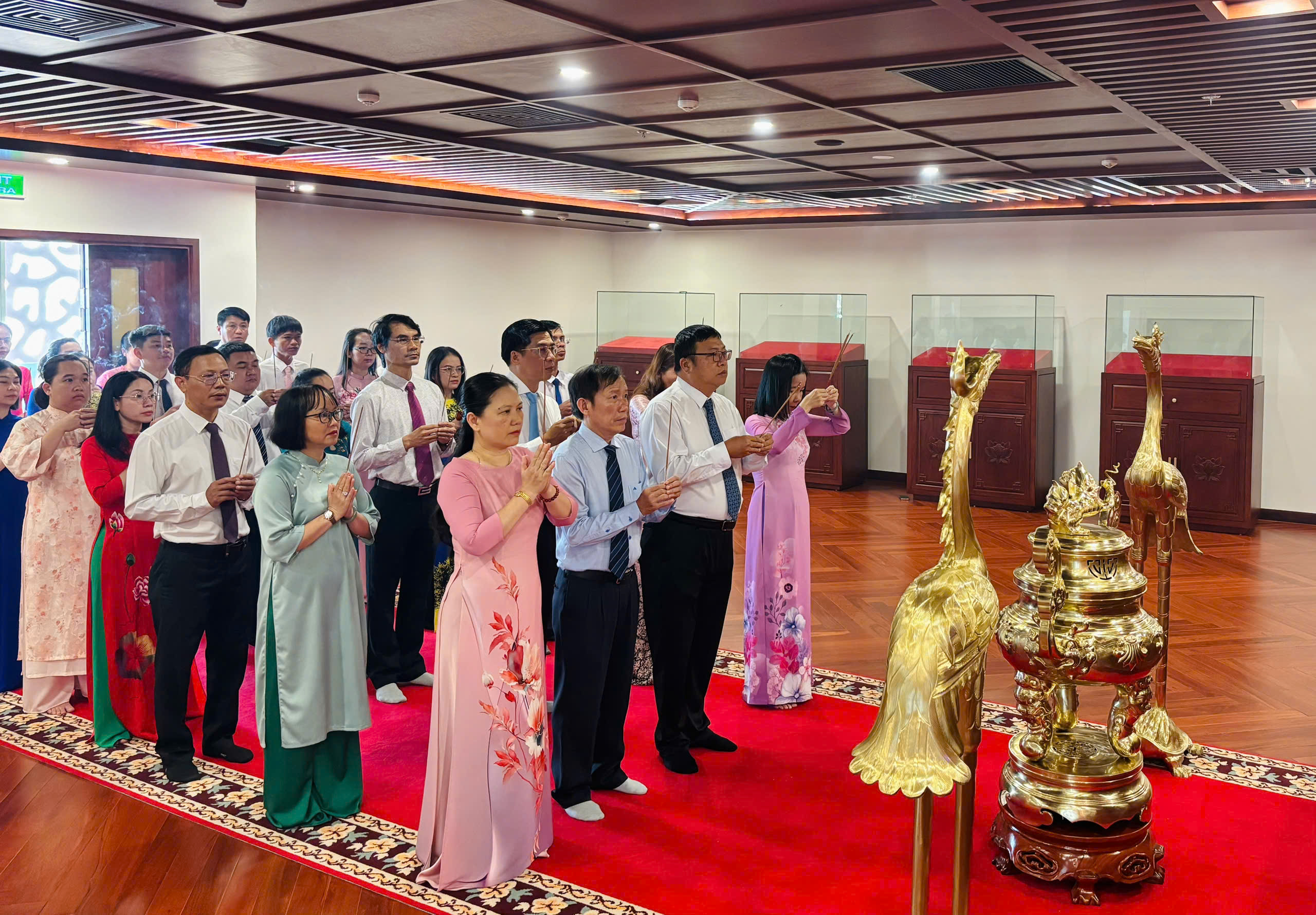 Cán bộ, công chức Ban Tuyên giáo và Dân vận Tỉnh ủy dâng hương tưởng niệm Chủ tịch Hồ Chí Minh 