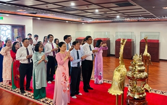 Cán bộ, công chức Ban Tuyên giáo và Dân vận Tỉnh ủy dâng hương tưởng niệm Chủ tịch Hồ Chí Minh
