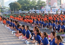 Hơn 1.200 người đồng diễn Yoga tại TP. Nha Trang