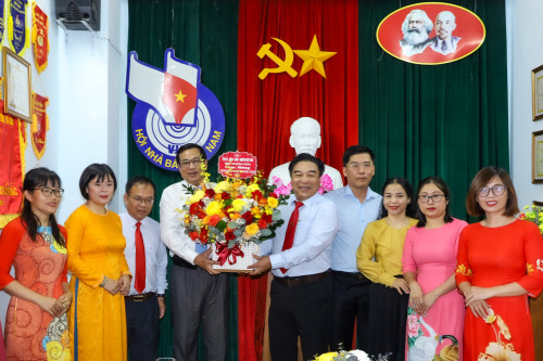 Trưởng Ban Tuyên giáo Tỉnh ủy Lê Hữu Thọ thăm các cơ quan báo chí