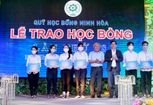 Trao 255 suất học bổng cho học sinh, sinh viên có hòa cảnh khó khăn