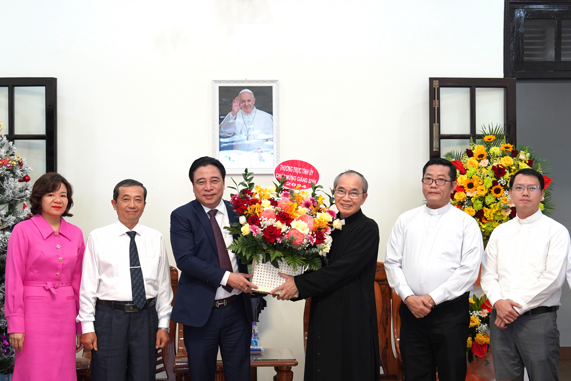 Phó Bí thư Thường trực Tỉnh ủy Nguyễn Khắc Toàn thăm, chúc mừng Tòa Giám mục Giáo phận Nha Trang và Ban đại diện Tin lành tỉnh 