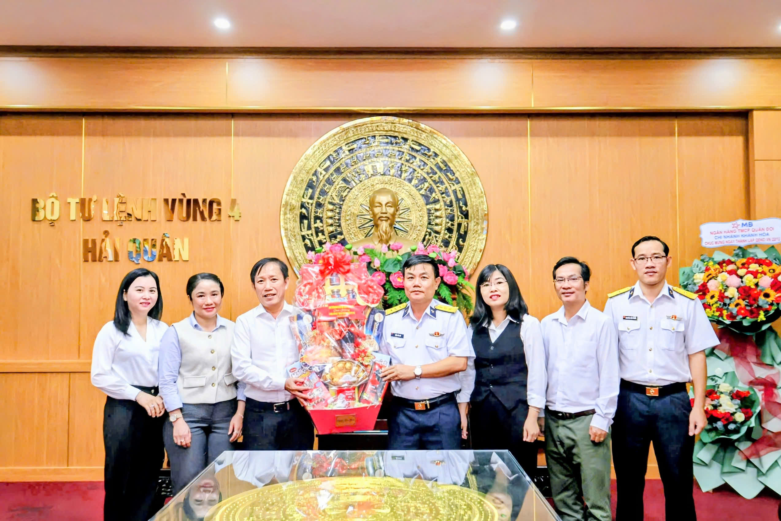 Lãnh đạo Ban Tuyên giáo và Dân vận Tỉnh ủy Khánh Hòa thăm, chúc mừng Ngày thành lập Quân đội nhân dân Việt Nam 22/12