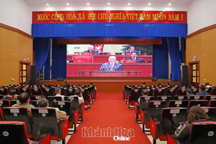 Cán bộ, đảng viên và Nhân dân Khánh Hòa phấn khởi theo dõi truyền hình trực tiếp lễ khai mạc Đại hội lần thứ XIV của Đảng
