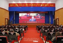 Cán bộ, đảng viên và Nhân dân Khánh Hòa phấn khởi theo dõi truyền hình trực tiếp lễ khai mạc Đại hội lần thứ XIV của Đảng
