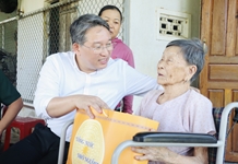 Bí thư Tỉnh ủy Nguyễn Hải Ninh thăm và tặng quà người có công với cách mạng
