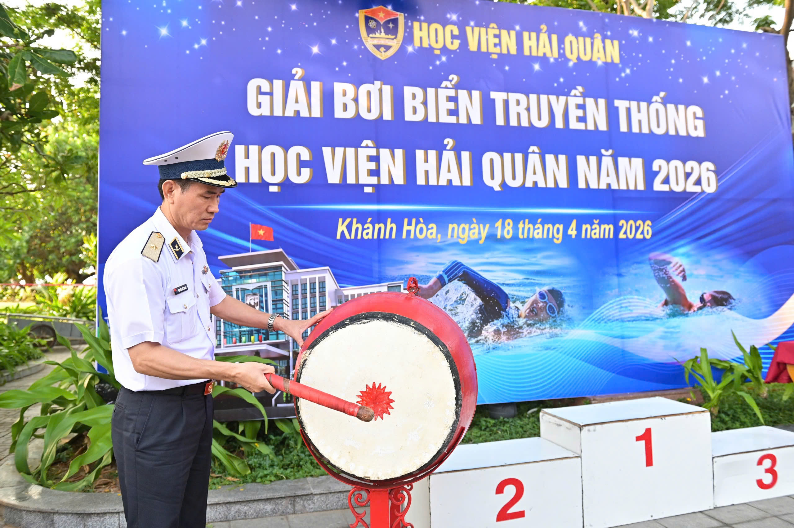 Học viện Hải quân tổ chức giải bơi truyền thống