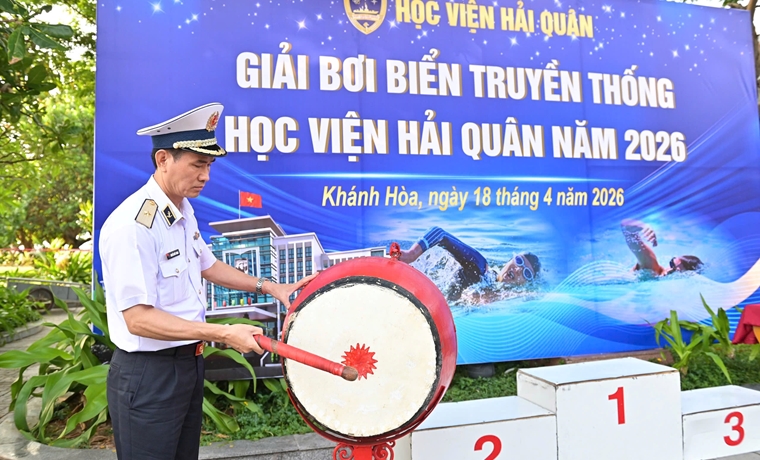 Học viện Hải quân tổ chức giải bơi truyền thống