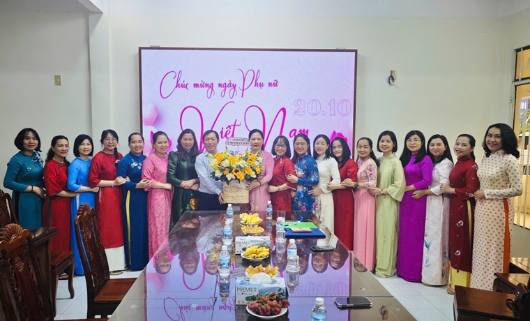 Ban Tuyên giáo và Dân vận Tỉnh ủy chúc mừng ngày Phụ nữ Việt Nam 20-10