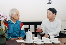 Bí thư Tỉnh ủy Nghiêm Xuân Thành thăm gia đình các cán bộ nguyên Thường trực Tỉnh ủy