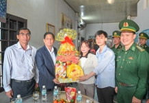 Chủ tịch UBND tỉnh Nguyễn Tấn Tuân thăm, chúc Tết gia đình quân nhân đang công tác tại Trường Sa