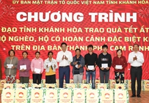Phó Bí thư Thường trực Tỉnh ủy Nguyễn Khắc Toàn trao quà Tết cho hộ nghèo tại TP. Cam Ranh