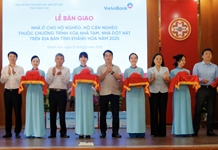 Bàn giao nhà ở cho hộ nghèo, cận nghèo, hộ khó khăn huyện Khánh Sơn