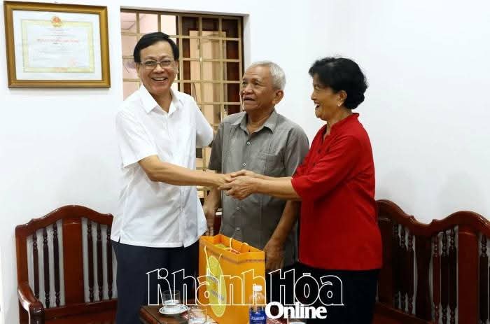 Phó Bí thư Tỉnh ủy Nguyễn Đức Thanh thăm, tặng quà các gia đình chính sách