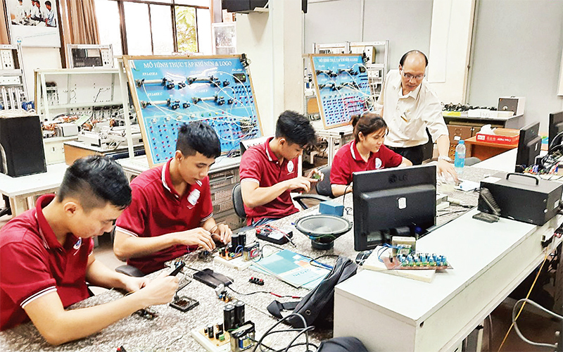 Phát triển nguồn nhân lực chất lượng cao – Nhân tố then chốt trong quá trình xây dựng lực lượng sản xuất mới ở Việt Nam hiện nay