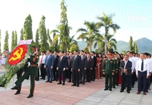 Đoàn đại biểu dự Đại hội Đảng bộ tỉnh Khánh Hòa lần thứ I đặt vòng hoa, dâng hương viếng Nghĩa trang liệt sĩ Hòn Dung