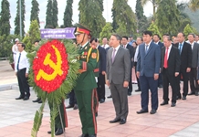 Lãnh đạo tỉnh Khánh Hòa viếng Nghĩa trang liệt sĩ Hòn Dung