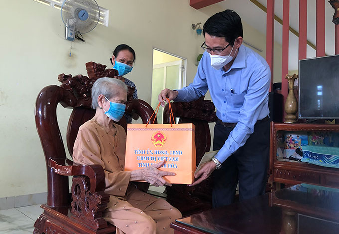 Thăm, chúc Tết gia đình người có công tiêu biểu tại TP. Nha Trang
