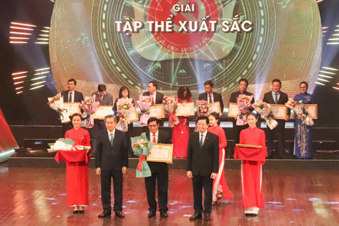 Trao giải Búa liềm vàng năm 2021 cho 67 tác phẩm báo chí xuất sắc