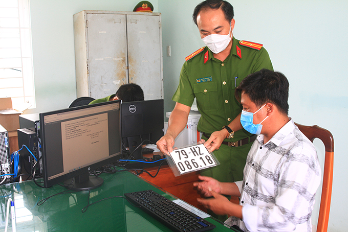 Ngày đầu thực hiện việc đăng ký quản lý mô tô, xe máy tại công an cấp xã