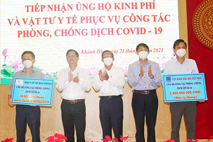 Tiếp nhận hơn 4,6 tỷ đồng, 26 tấn gạo và nhiều trang thiết bị y tế