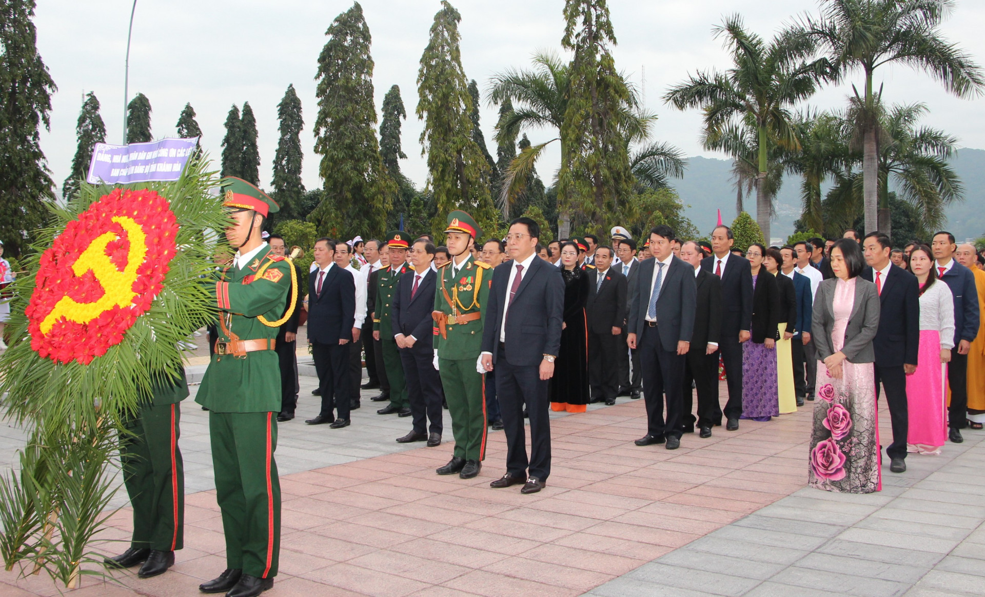 Lãnh đạo tỉnh đặt vòng hoa, dâng hương viếng Nghĩa trang Liệt sĩ Hòn Dung