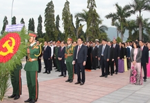 Lãnh đạo tỉnh đặt vòng hoa, dâng hương viếng Nghĩa trang Liệt sĩ Hòn Dung