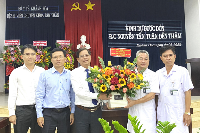 Chủ tịch UBND tỉnh Nguyễn Tấn Tuân thăm các cơ sở y tế