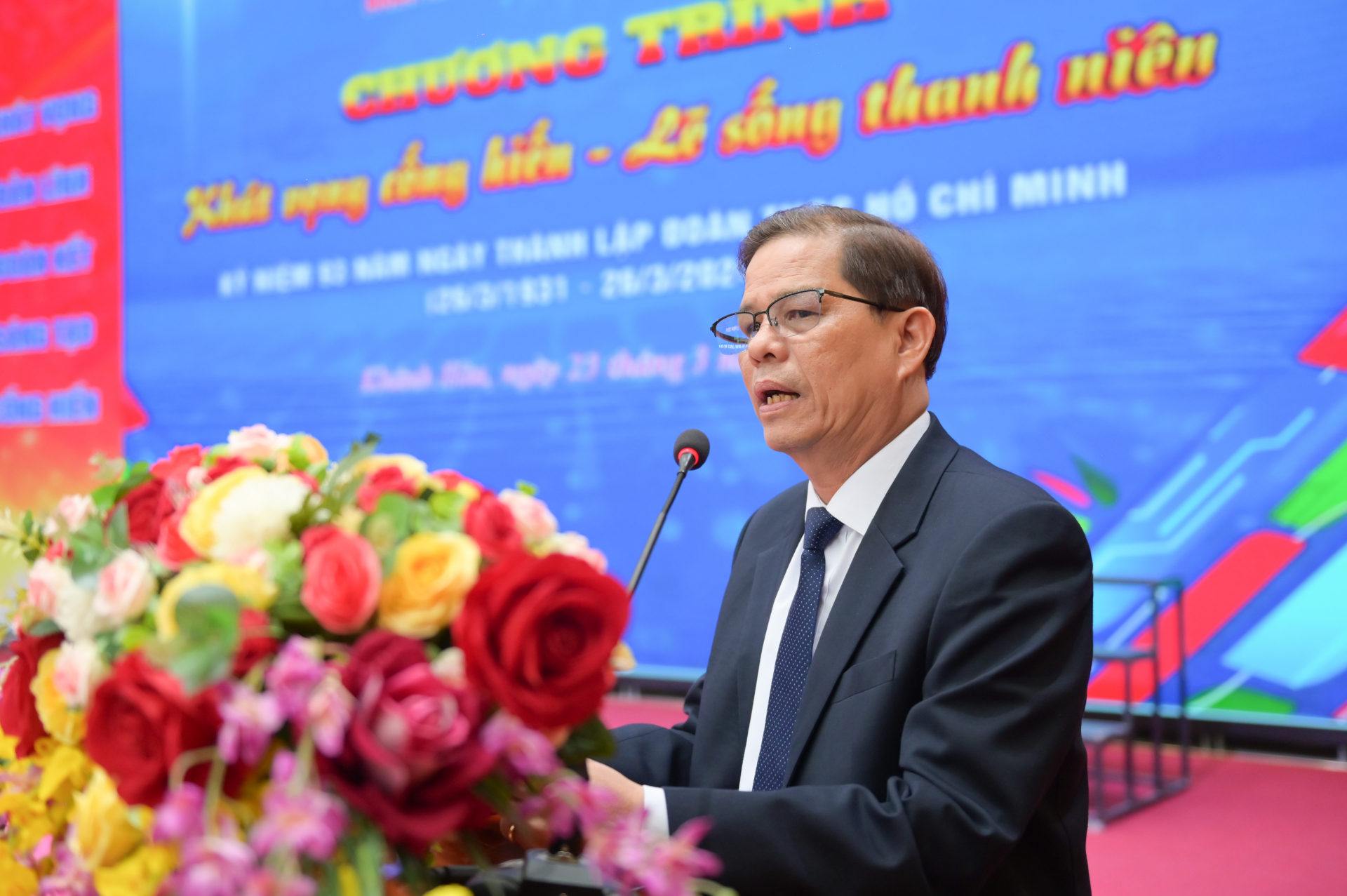 Chủ tịch UBND tỉnh Nguyễn Tấn Tuân đối thoại với thanh niên