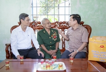 Phó Bí thư Tỉnh ủy Hà Quốc Trị thăm, tặng quà Anh hùng lực lượng vũ trang nhân dân Bo Bo Tới