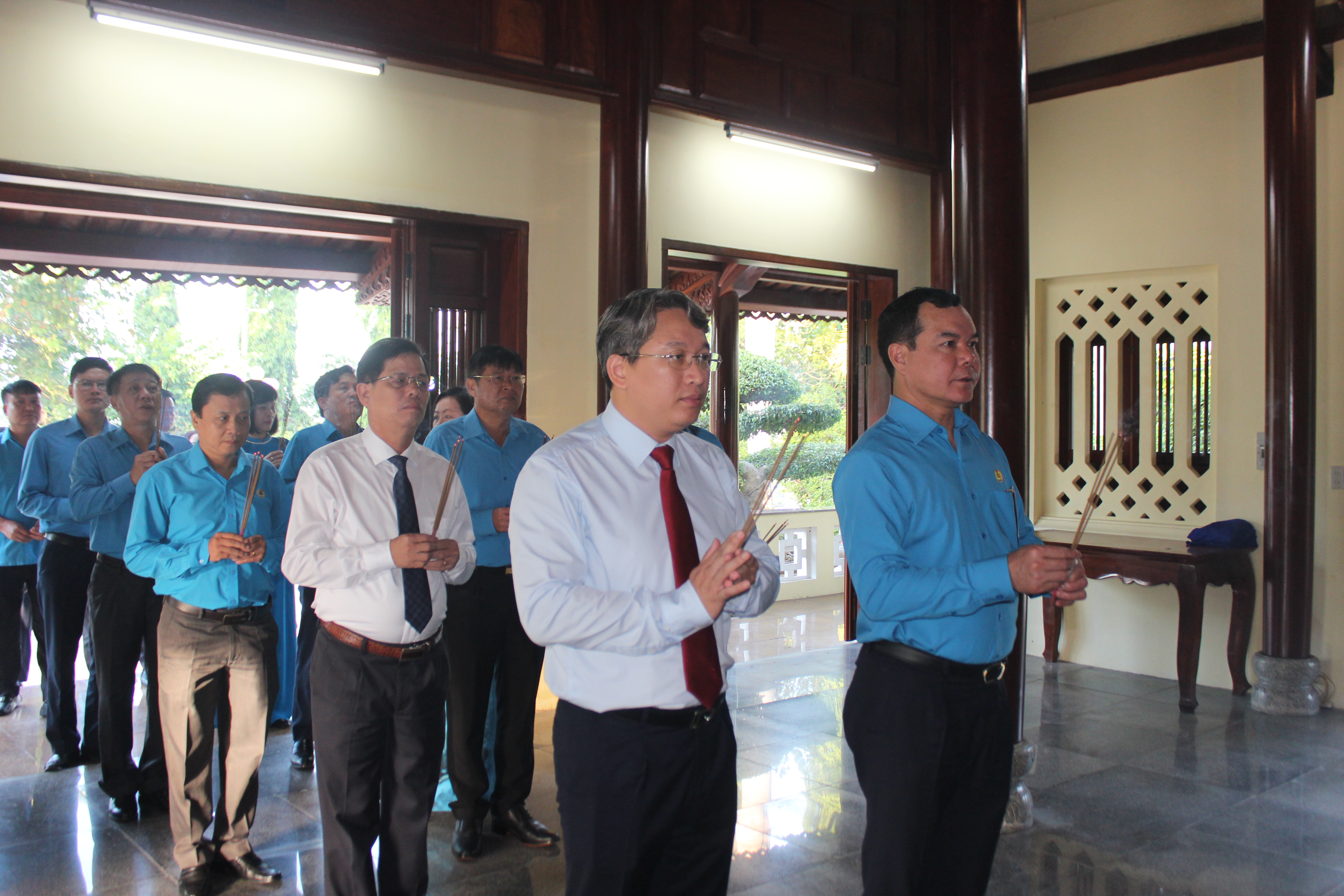 Lãnh đạo Tổng Liên đoàn Lao động Việt Nam và Tỉnh ủy Khánh Hòa viếng Nghĩa trang liệt sĩ Hòn Dung