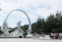 Tháng Bảy bên tượng đài “Những người nằm lại phía chân trời”