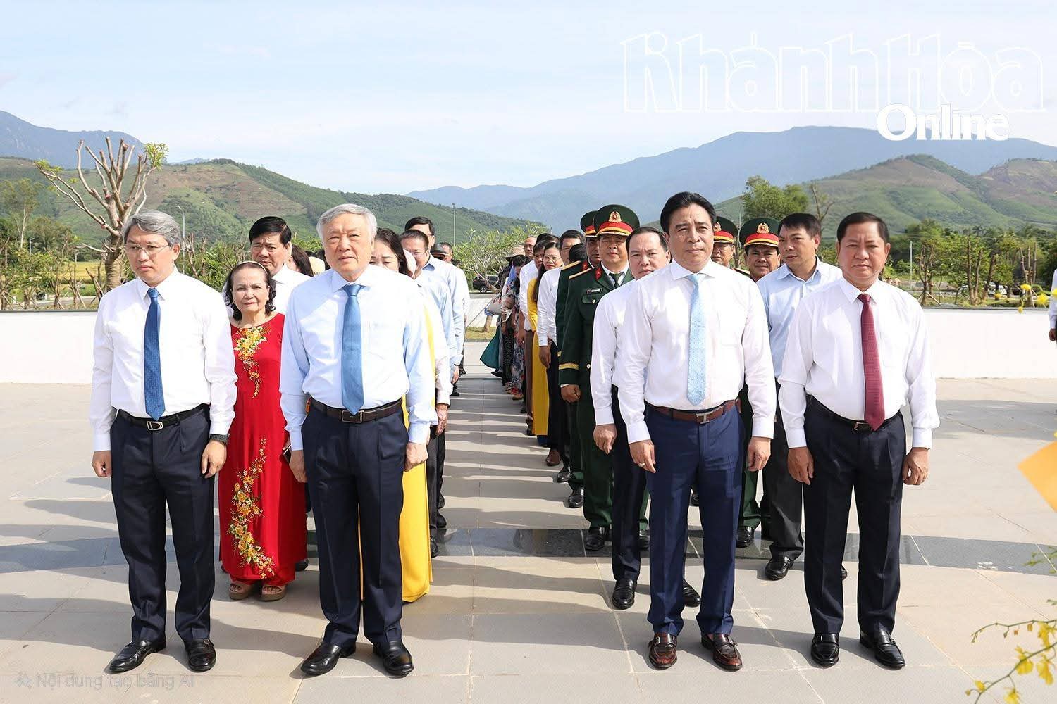Phó Thủ tướng Thường trực Chính phủ Nguyễn Hòa Bình dâng hương tại Khu lưu niệm Chiến thắng Vườn Gòn - Đá Bàn
