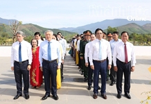 Phó Thủ tướng Thường trực Chính phủ Nguyễn Hòa Bình dâng hương tại Khu lưu niệm Chiến thắng Vườn Gòn - Đá Bàn