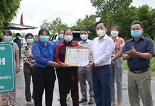 Khen thưởng các tập thể xuất sắc tham gia xây dựng địa bàn an toàn trong phòng, chống dịch Covid-19 của huyện Khánh Vĩnh